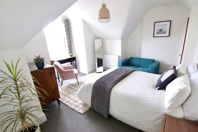 Photo 1: £825.00 - Room 8
