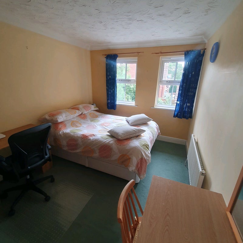 Photo 1: Furnished double bedroom