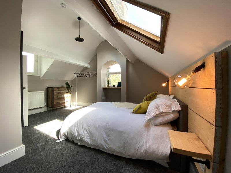 Photo 1: Room 11 Halo