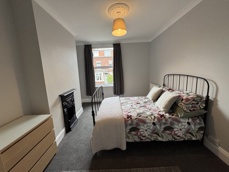 Photo 1: Bedroom 2