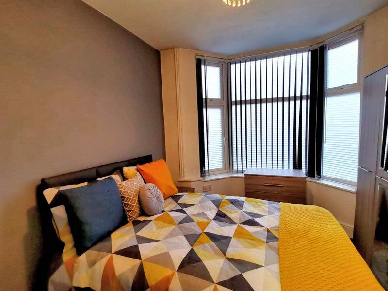 Photo 1: Room 1 en suite