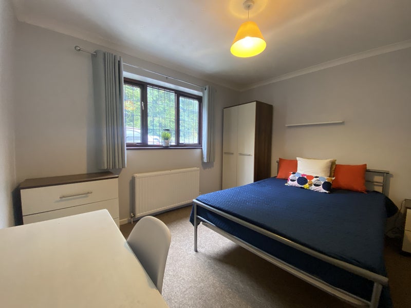 Photo 1: Bedroom 3