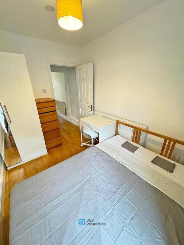Photo 1: ROOM 1