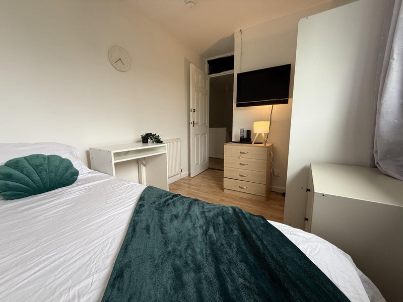 Photo 1: Single Bedroom