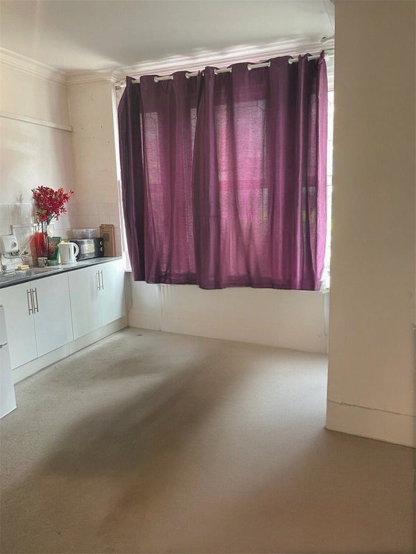 Photo 1: Room 1 with own kitchen 