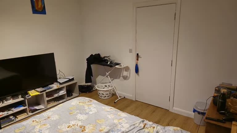 Photo 1: Room 2- £980 Available 30/07/2025