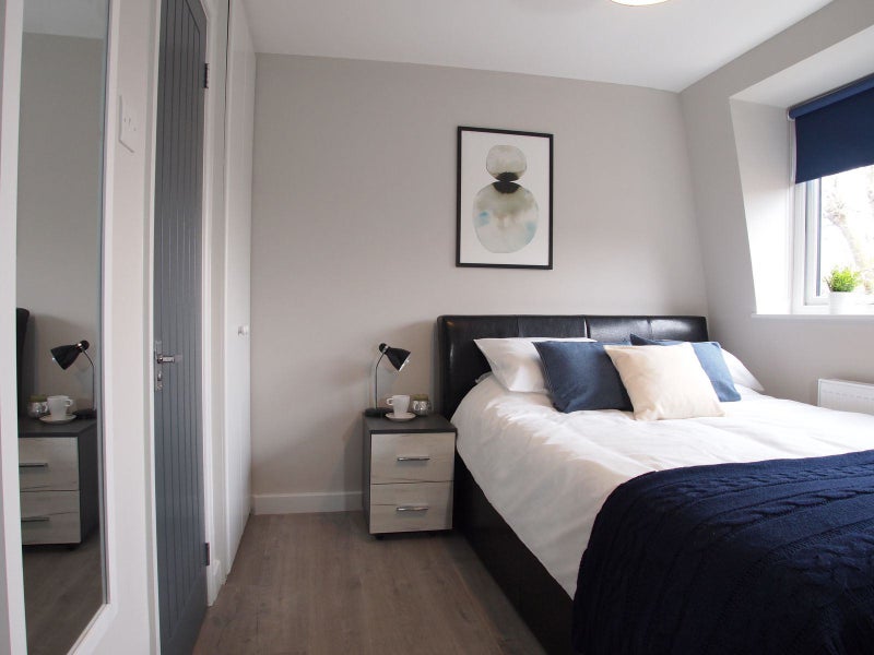 Photo 1: Bedroom