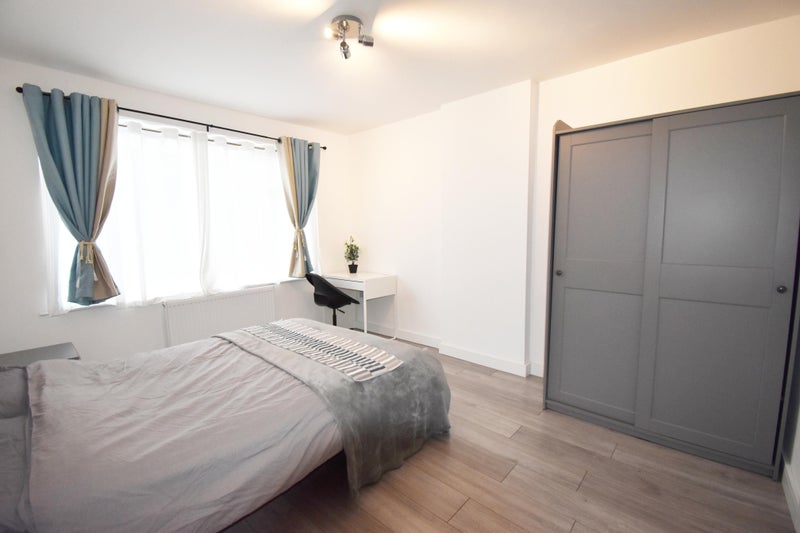 Photo 1: Great, modern Ensuites