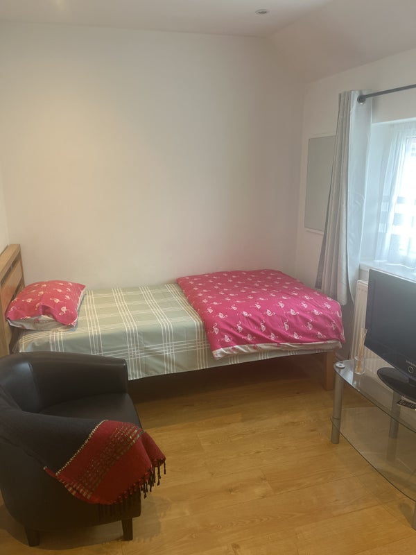 Photo 1: Single room 