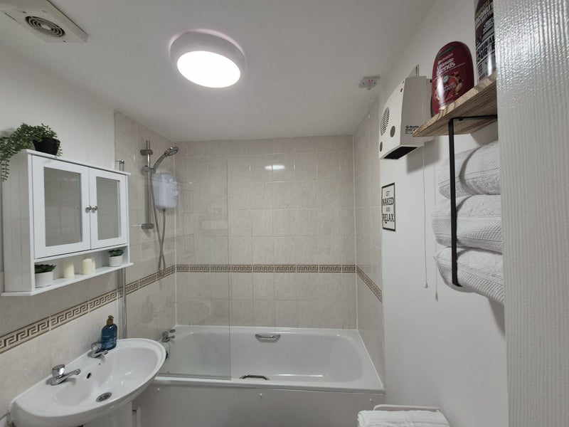 Photo 1: Full bath