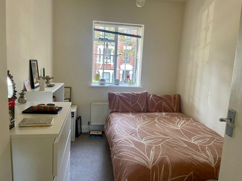 Photo 1: Bedroom