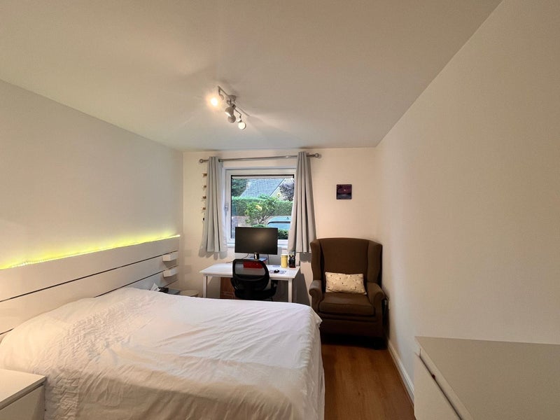 Photo 1: Bedroom