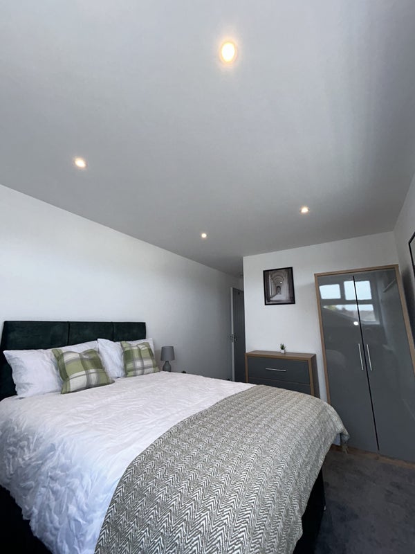 Photo 1: Bedroom