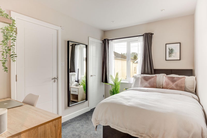 Photo 1: Available from 15th September, £850pcm