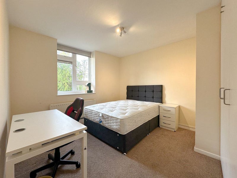 Photo 1: Bedroom 1