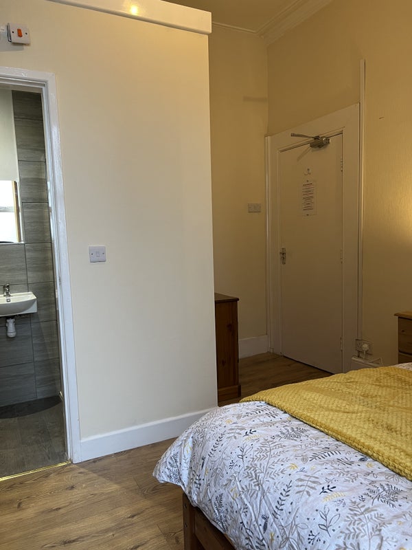 Photo 1: Available En suite room