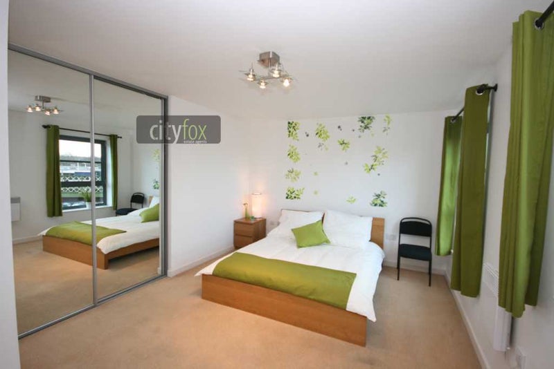 Photo 1: Ensuite Room