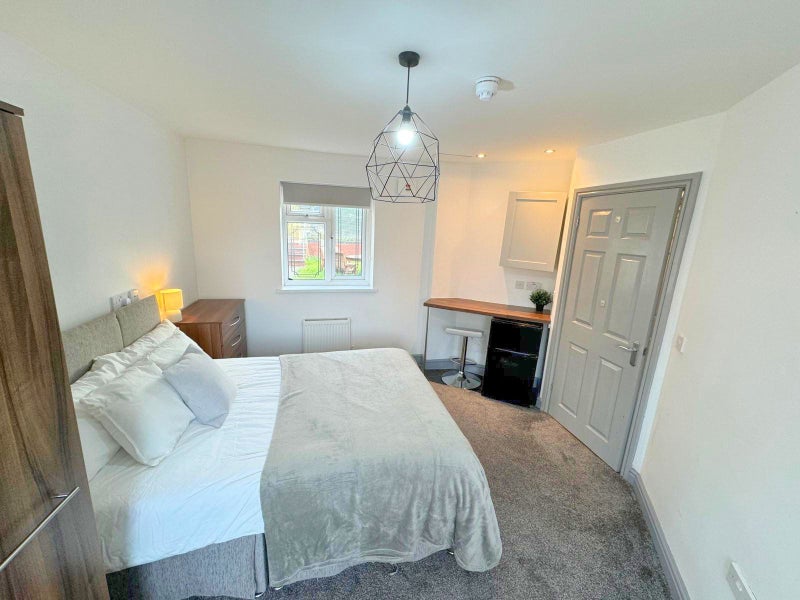 Photo 1: Room 4 En Suite