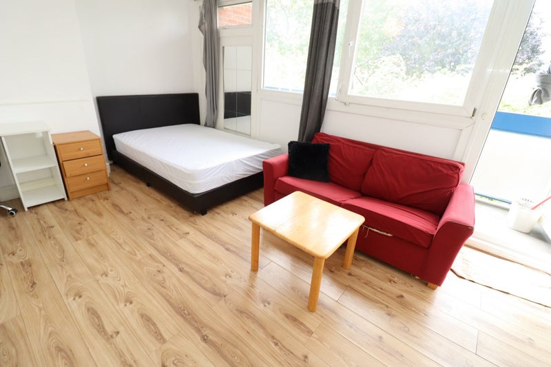Photo 1: Room 1: £345 a week - Double room single use with private balcony - 1495£ a month
