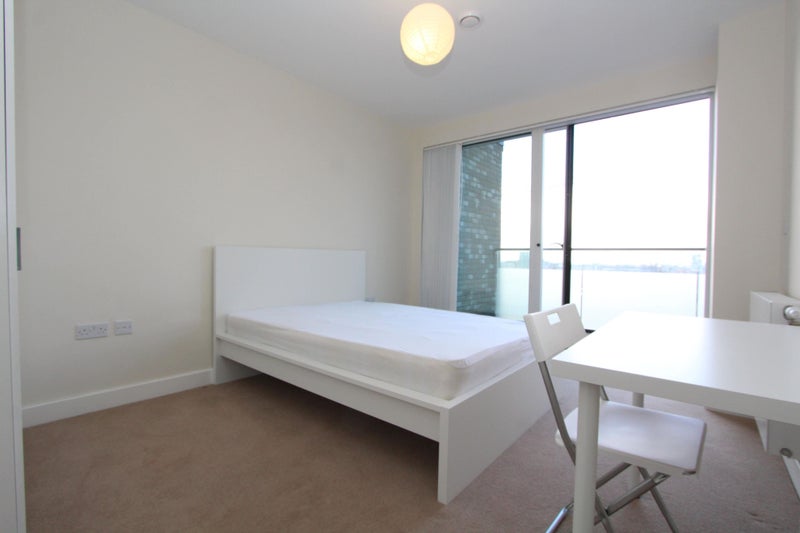 Photo 1: Room 2: £260 per week - Double room single use with private balcony - £1,126 a month