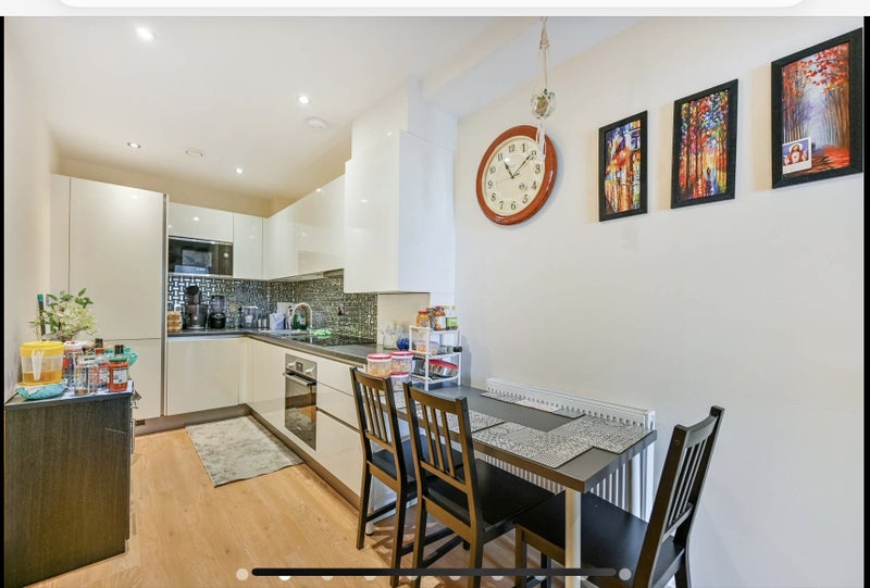 Photo 1: Kitchen 