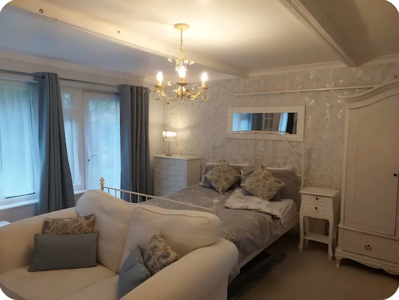 Photo 1: Room