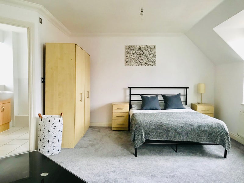 Photo 1: £735 ensuite room