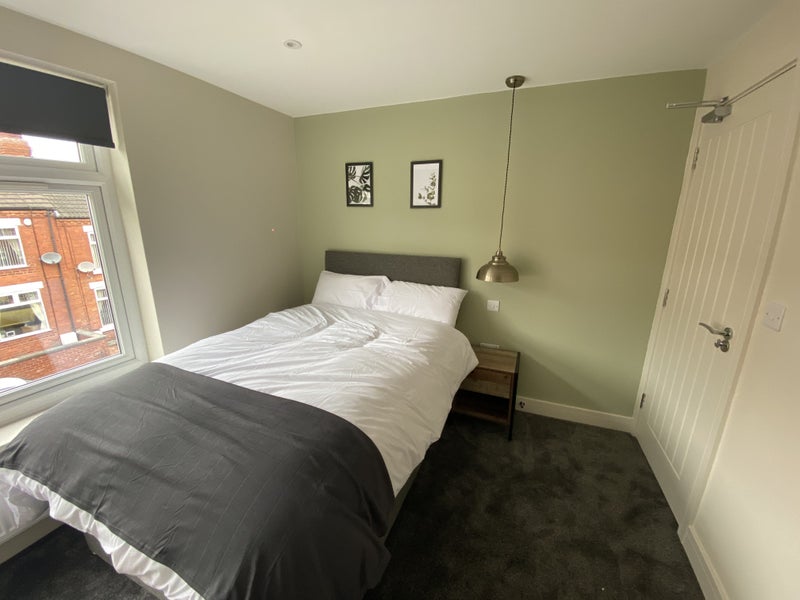 Photo 1: Room 4