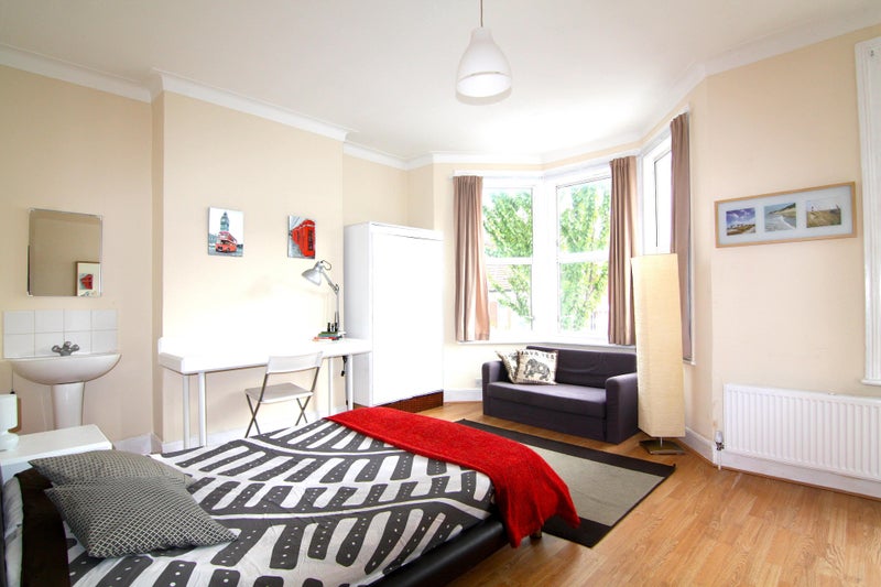 Photo 1: Spacious Double Room suitable for couples £1200 pcm