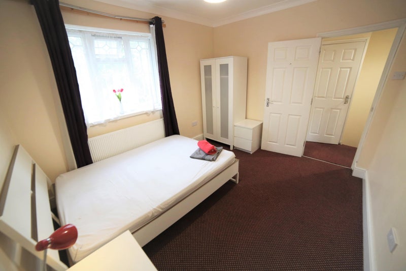 Photo 1: room 5