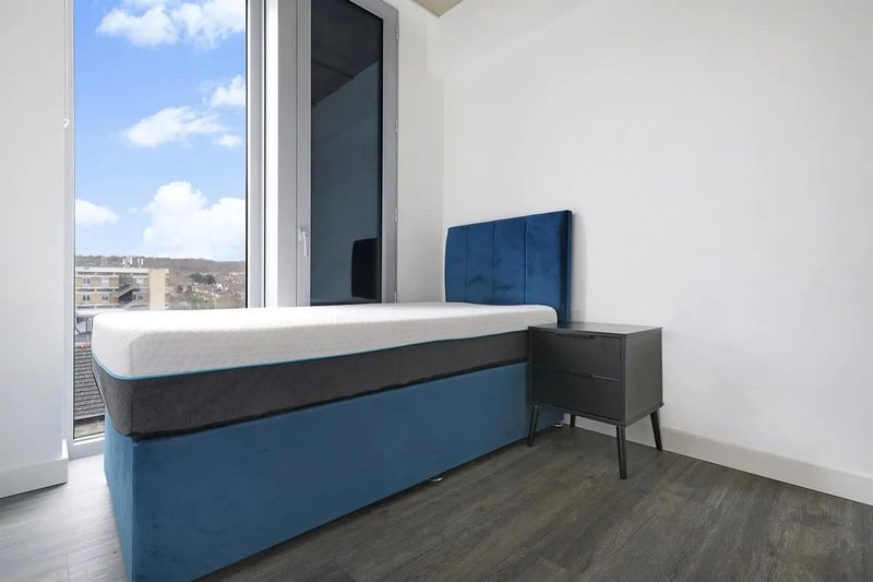 Photo 1: Single bedroom