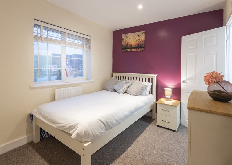 Photo 1: Room 2 medium size en-suite room for £520pcm.