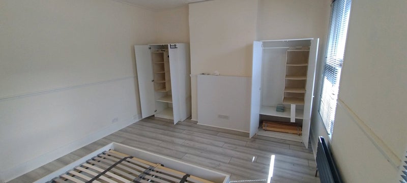 Photo 1: Large Front Double Bedroom