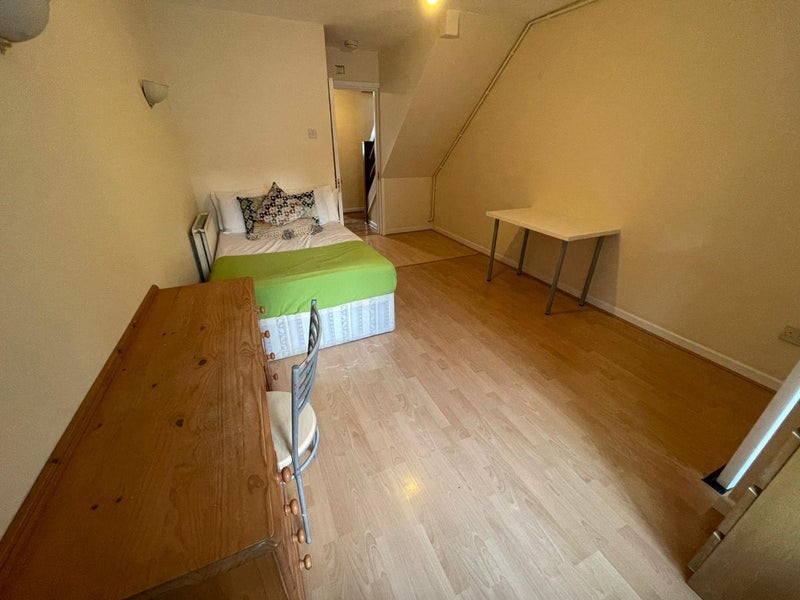 Photo 1: Room 1