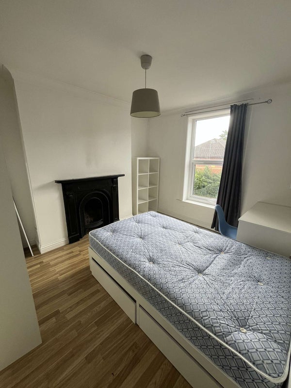 Photo 1: double room available