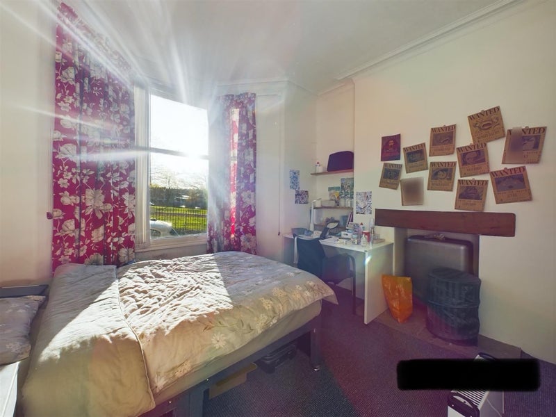 Photo 1: Bedroom