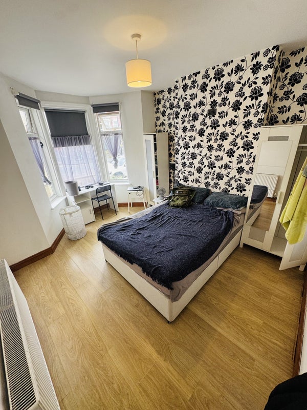 Photo 1: Room 1