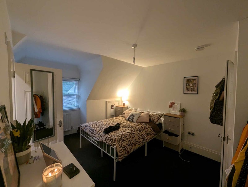 Photo 1: En-Suite