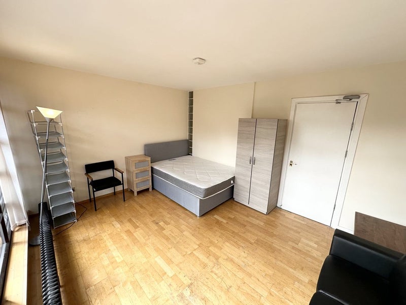 Photo 1: ROOM D + Balcony