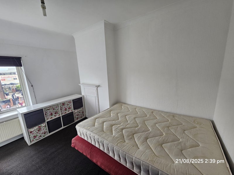 Photo 1: Bedroom