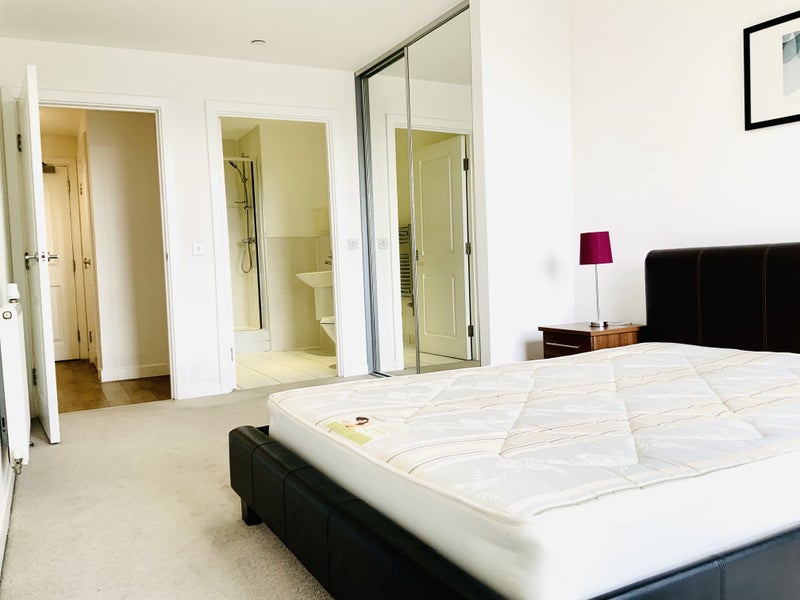 Photo 1: En-suite Room 