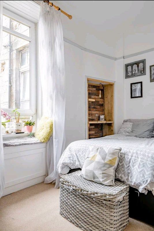 Photo 1: Bedroom