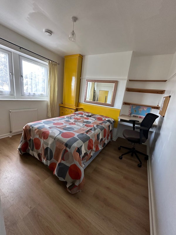 Photo 1: Yellow room B £400.
