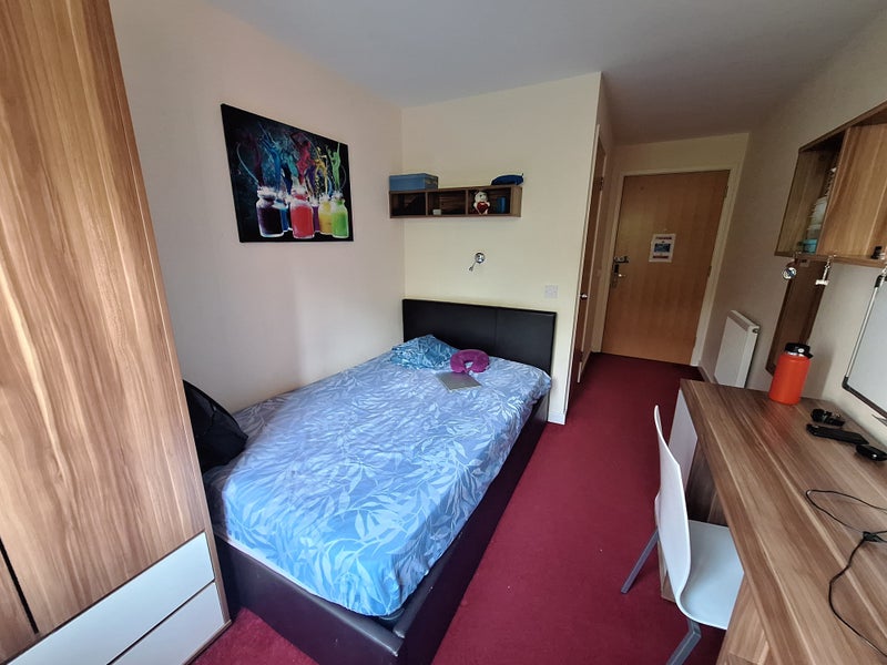 Photo 1: Bright room during the day