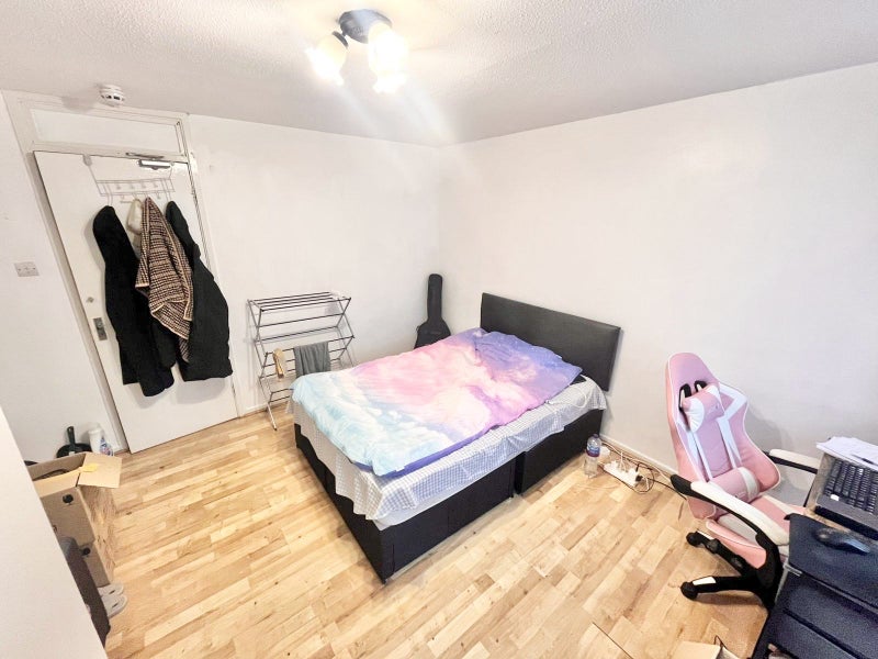 Photo 1: £750 - Available Now R2