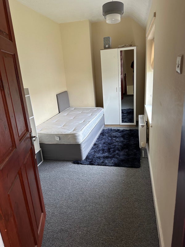 Photo 1: Renting room