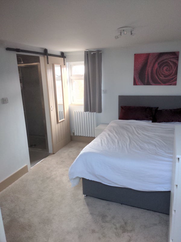Photo 1: Bedroom