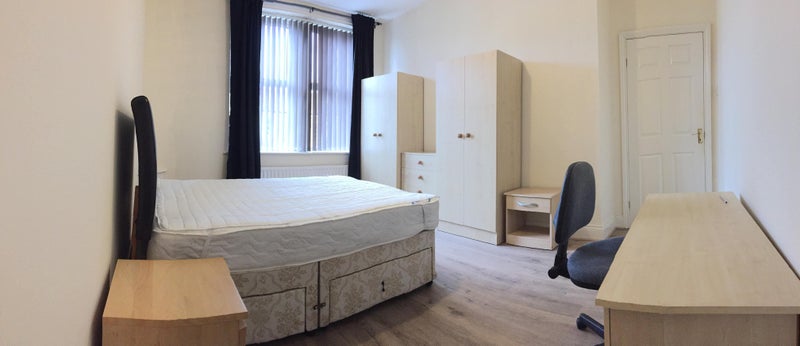 Photo 1: Large room 1