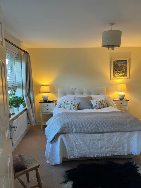 Photo 1: Double bedroom