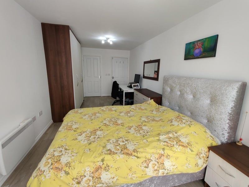 Photo 1: Bright and Spacious